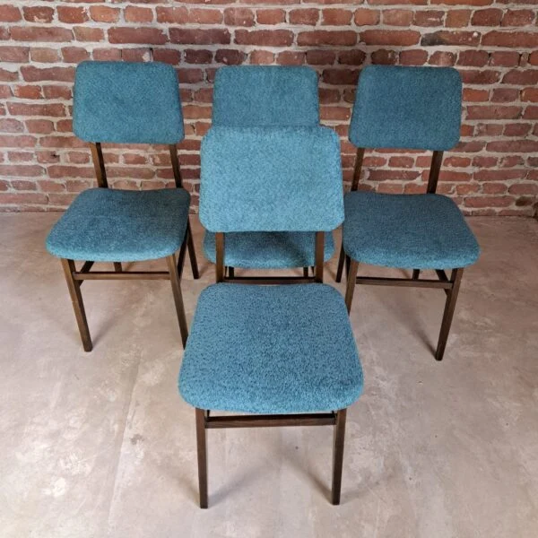 Set di Quattro Sedie Vintage in Tessuto Bouclé – Cecoslovacchia (Anni '60)