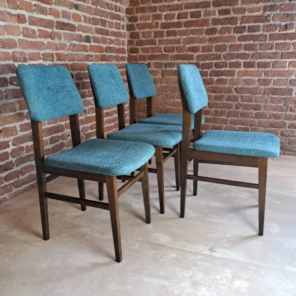Set di Quattro Sedie Vintage in Tessuto Bouclé – Cecoslovacchia (Anni '60)