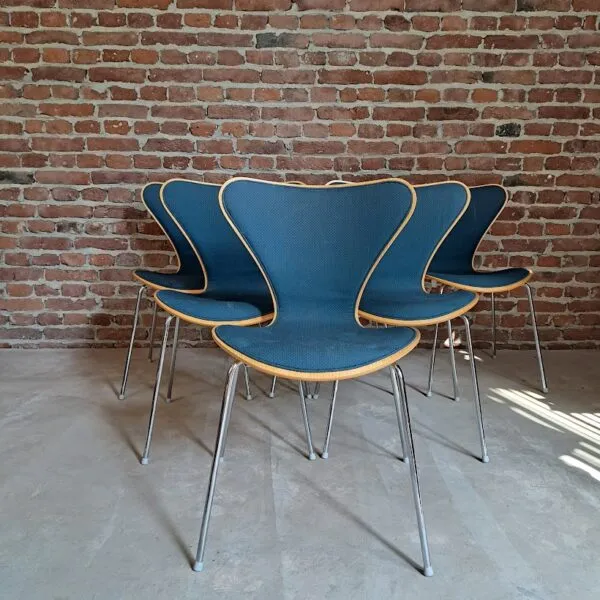 Set di Sei Sedie “Sjuan” di Arne Jacobsen per Fritz Hansen – Design Iconico