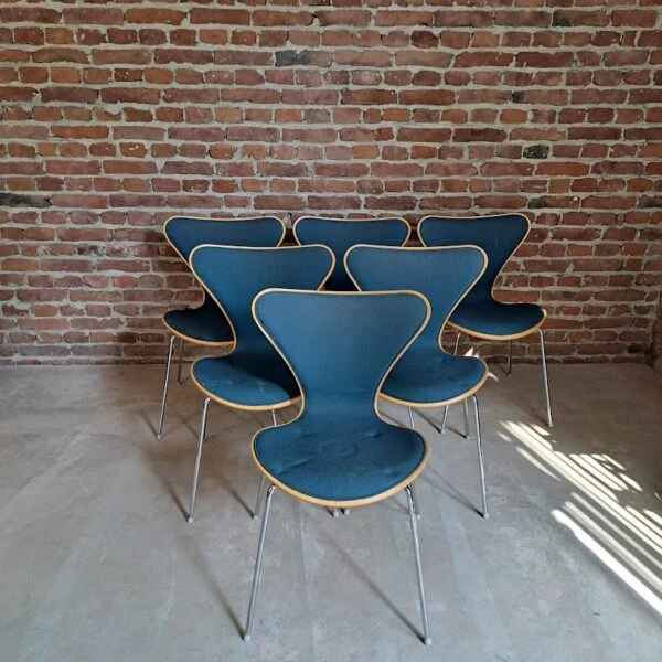 Set di Sei Sedie “Sjuan” di Arne Jacobsen per Fritz Hansen – Design Iconico