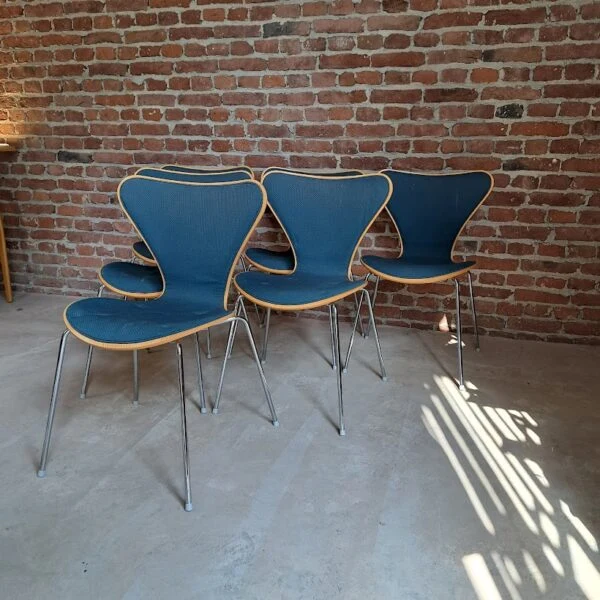 Set di Sei Sedie “Sjuan” di Arne Jacobsen per Fritz Hansen – Design Iconico