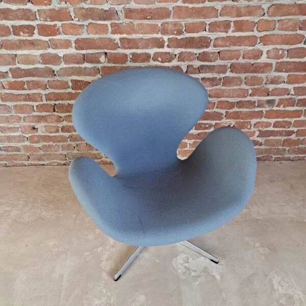 Poltrona “Swan” n. 3320 di Arne Jacobsen per Fritz Hansen – Design Iconico (1958)