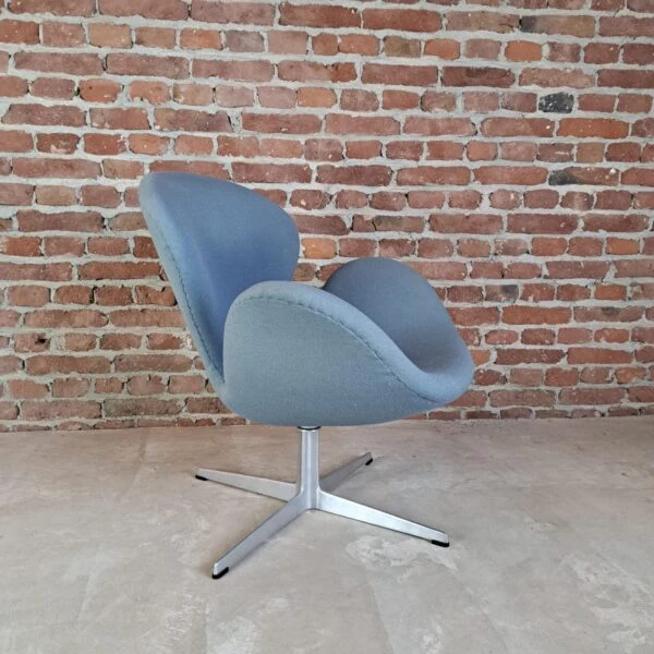 Poltrona “Swan” n. 3320 di Arne Jacobsen per Fritz Hansen – Design Iconico (1958)