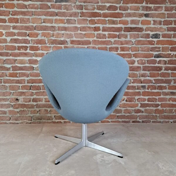 Poltrona “Swan” n. 3320 di Arne Jacobsen per Fritz Hansen – Design Iconico (1958)