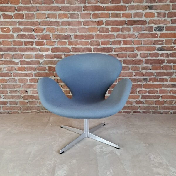 Poltrona “Swan” n. 3320 di Arne Jacobsen per Fritz Hansen – Design Iconico (1958)