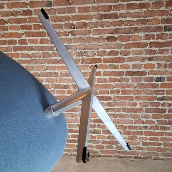Poltrona “Swan” n. 3320 di Arne Jacobsen per Fritz Hansen – Design Iconico (1958)
