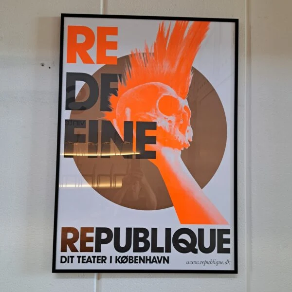 Poster con Cornice Artigianale in Vetro – “Revolve”, Republique Copenhagen