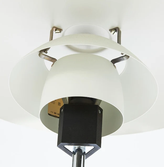 Lampada da tavolo di Poul Henningsen, “PH 4/3”, Louis Poulsen, Danimarca