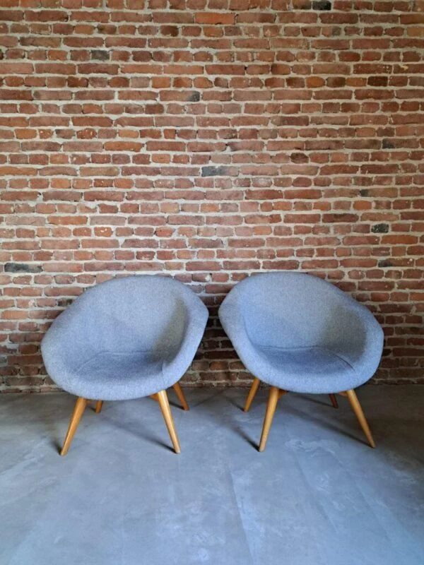 Coppia di Poltroncine Vintage – Eleganza Dinamica e Comfort