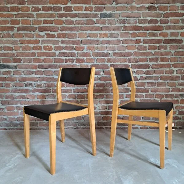 Coppia di Sedie Vintage – Stile e Funzionalità Mid-Century