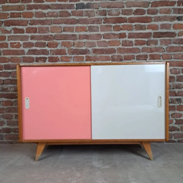 Sideboard Vintage – Eleganza e Versatilità Modernista