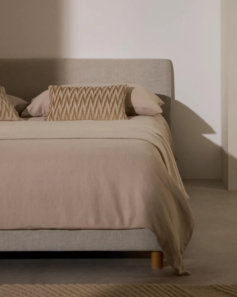 Letto sfoderabile Valma ciniglia perla con piedi in legno massello di faggio per materasso 160 x 200 cm