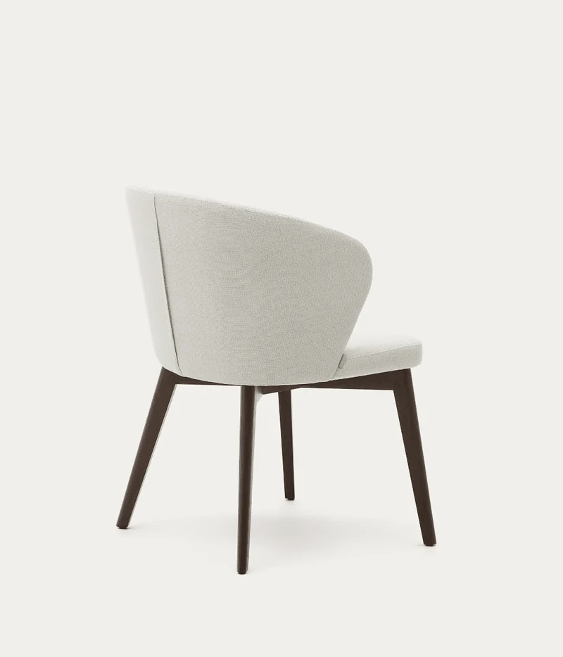 Sedia Darice in ciniglia beige e legno di faggio massiccio con finitura in noce FSC 100%