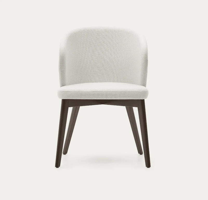 Sedia Darice in ciniglia beige e legno di faggio massiccio con finitura in noce FSC 100%
