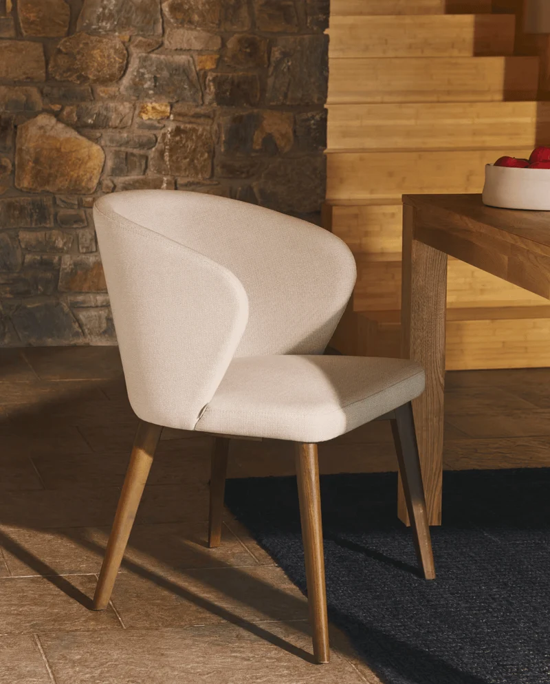 Sedia Darice in ciniglia beige e legno di faggio massiccio con finitura in noce FSC 100%