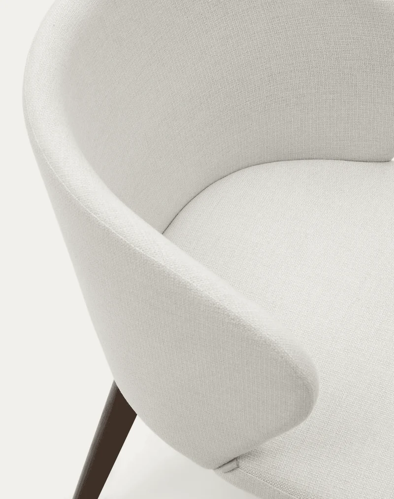 Sedia Darice in ciniglia beige e legno di faggio massiccio con finitura in noce FSC 100%