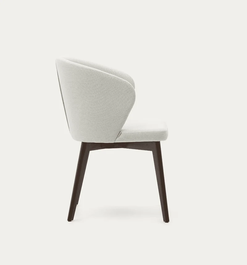Sedia Darice in ciniglia beige e legno di faggio massiccio con finitura in noce FSC 100%