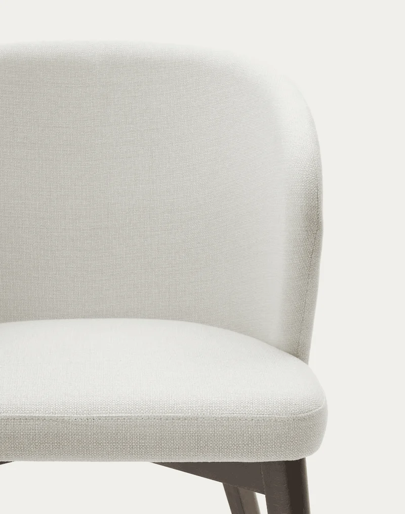 Sedia Darice in ciniglia beige e legno di faggio massiccio con finitura in noce FSC 100%