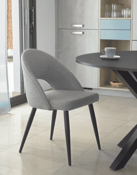 Sedia MIA in tessuto grigio chiaro / grigio scuro e gamba in metallo nero