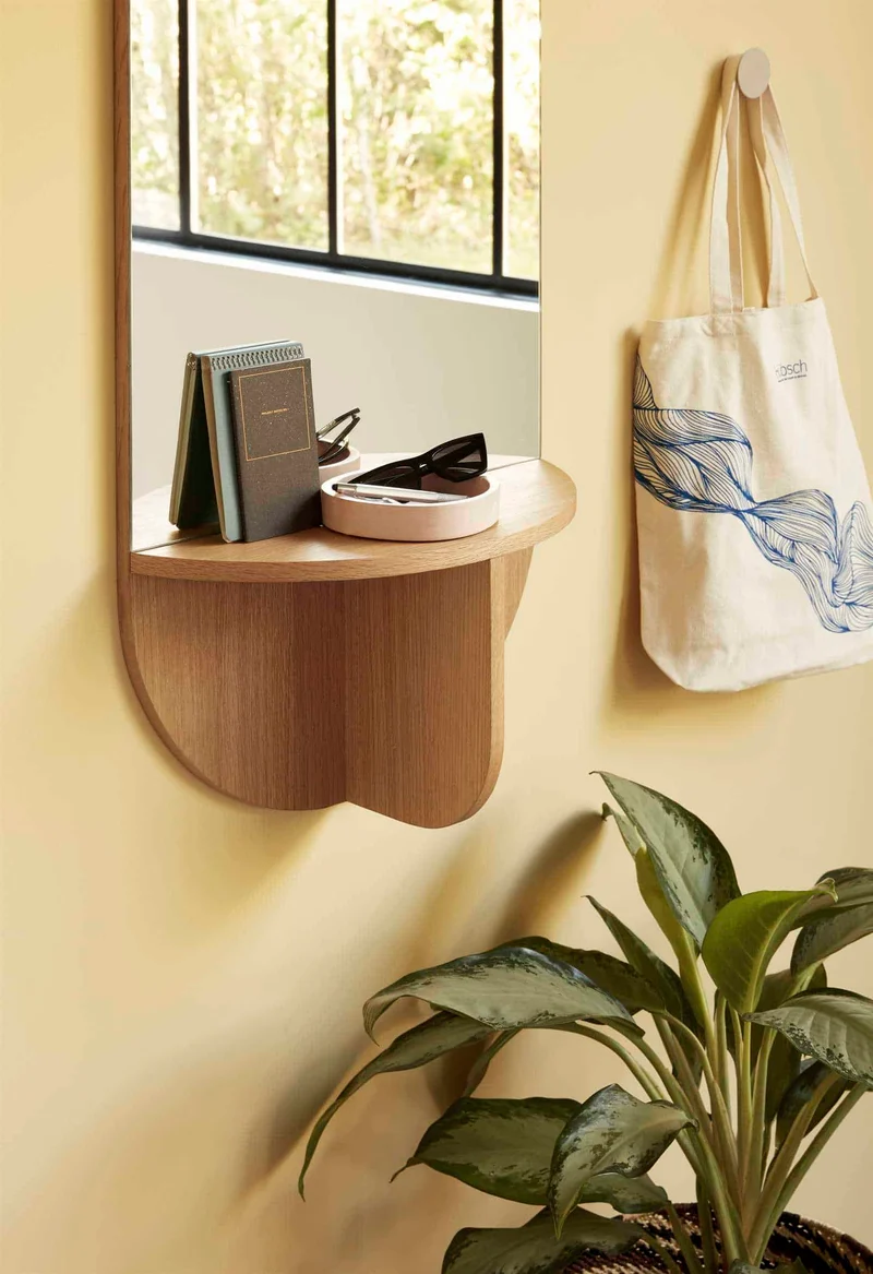 Specchio da parete con mensola in legno by Hübsch