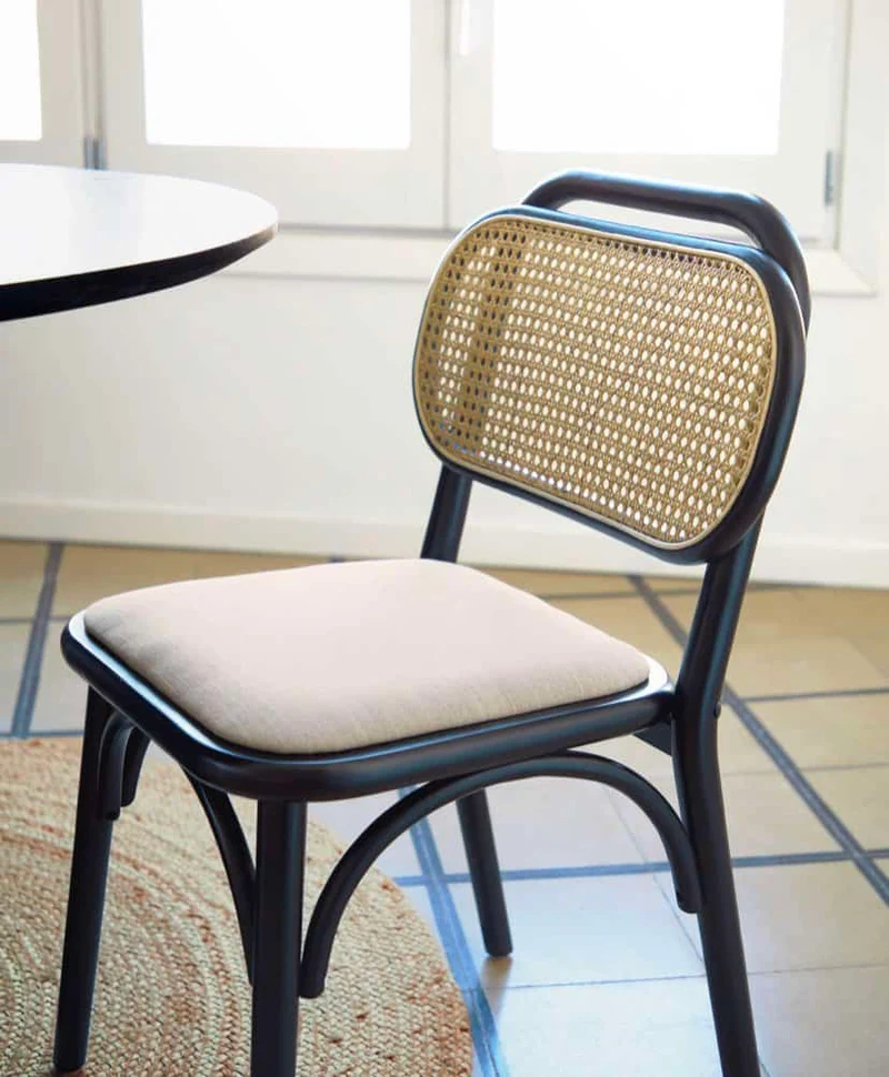 Sedia VIENNA in legno massiccio di olmo con finitura laccata nera e cuscino imbottito beige