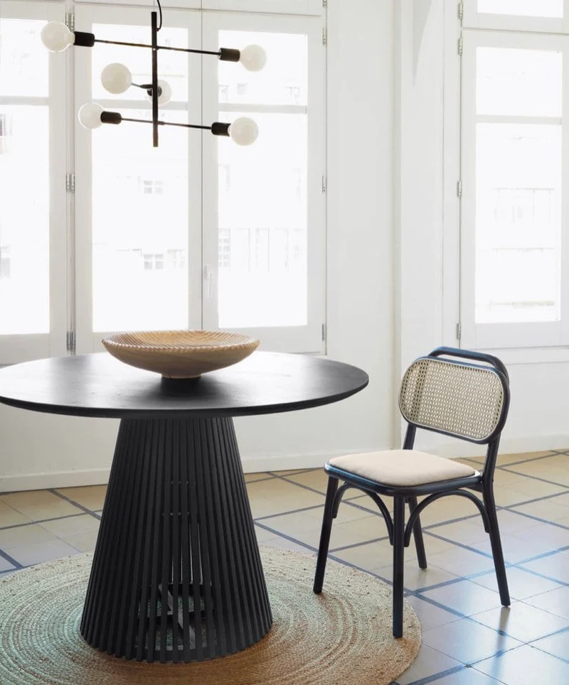 Sedia VIENNA in legno massiccio di olmo con finitura laccata nera e cuscino imbottito beige
