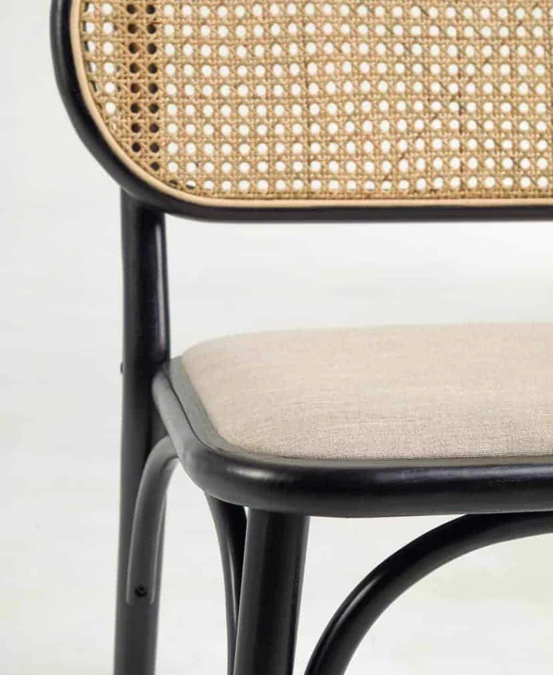 Sedia VIENNA in legno massiccio di olmo con finitura laccata nera e cuscino imbottito beige