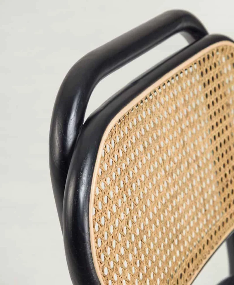 Sedia VIENNA in legno massiccio di olmo con finitura laccata nera e cuscino imbottito beige