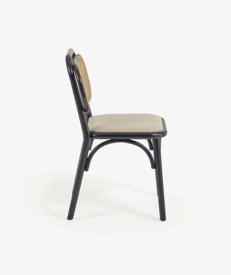 Sedia VIENNA in legno massiccio di olmo con finitura laccata nera e cuscino imbottito beige