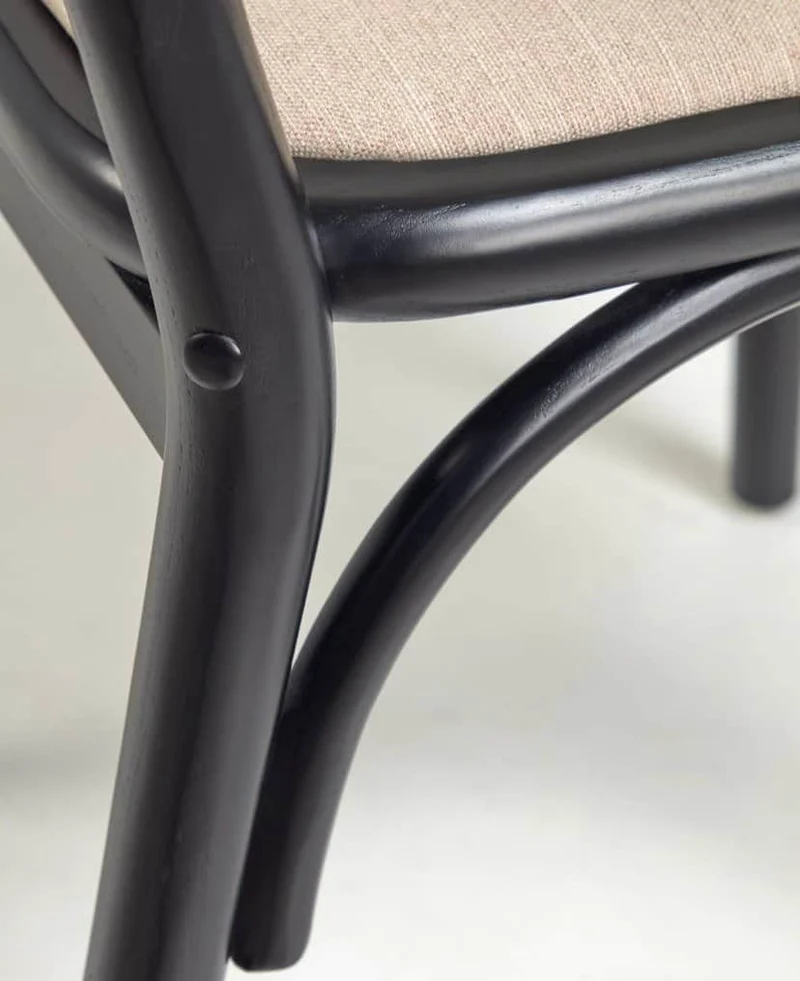 Sedia VIENNA in legno massiccio di olmo con finitura laccata nera e cuscino imbottito beige
