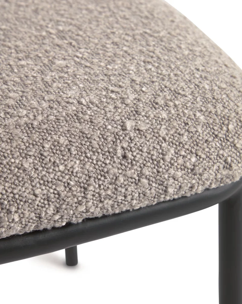 Sedia Ciselia in shearling grigio chiaro e gambe in acciaio con finitura nera FSC Mix Credit