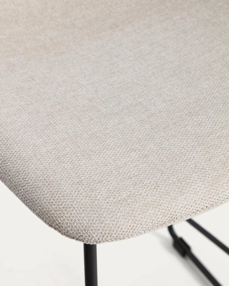 Hocker Zahara mit beiger Chenille und Stahlbeinen mit schwarzem Finish, 65 cm, FSC 100 %