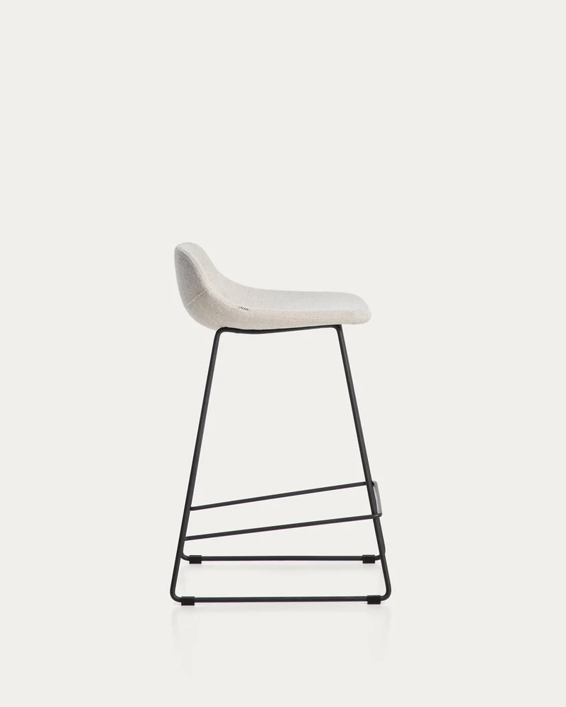 Hocker Zahara mit beiger Chenille und Stahlbeinen mit schwarzem Finish, 65 cm, FSC 100 %