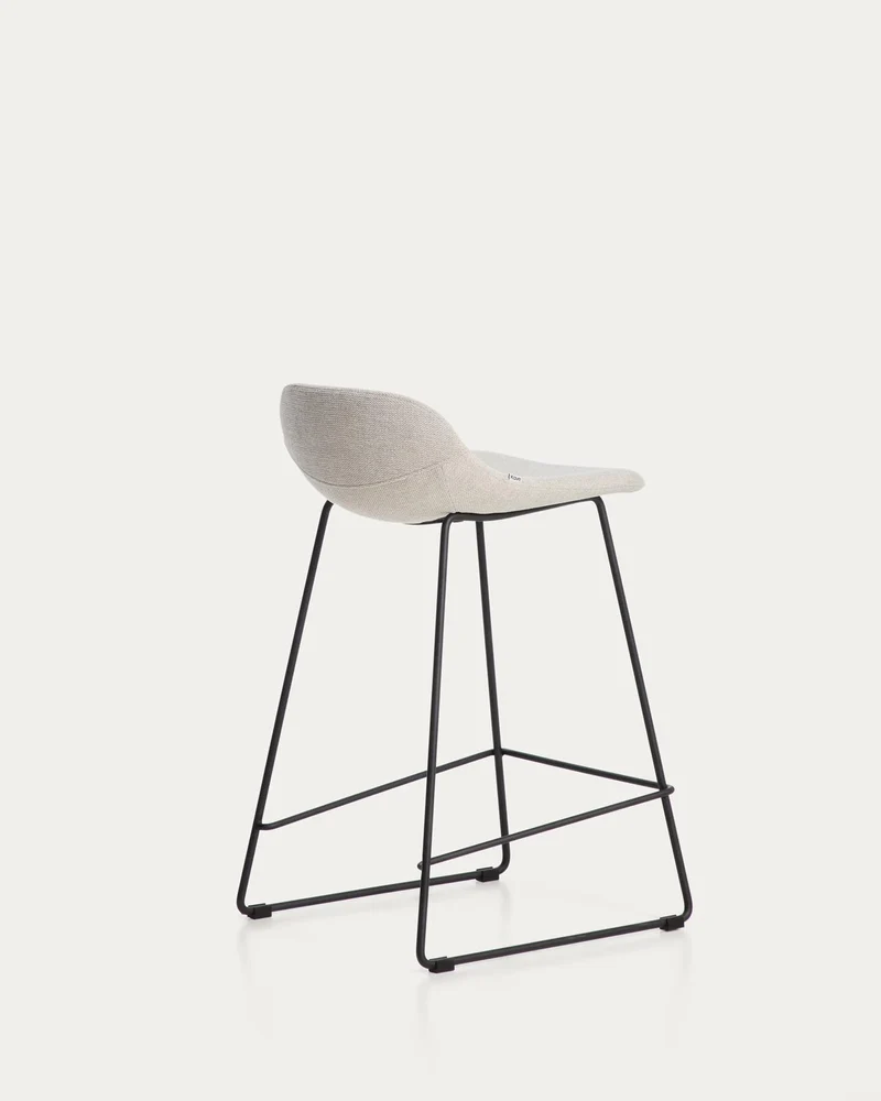 Hocker Zahara mit beiger Chenille und Stahlbeinen mit schwarzem Finish, 65 cm, FSC 100 %