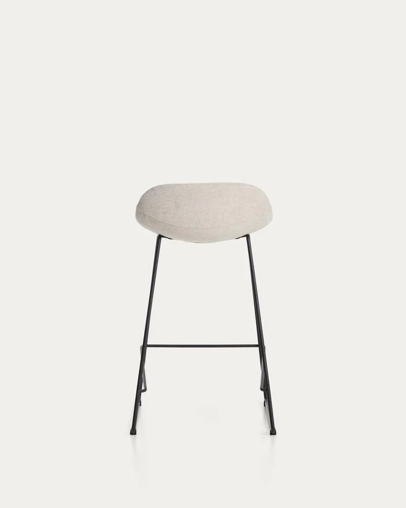 Hocker Zahara mit beiger Chenille und Stahlbeinen mit schwarzem Finish, 65 cm, FSC 100 %