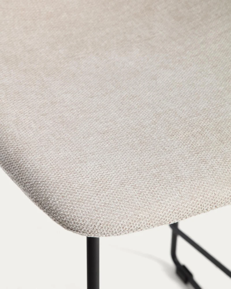 Hocker Zahara mit beiger Chenille und Stahlbeinen mit schwarzem Finish, 65 cm, FSC 100 %