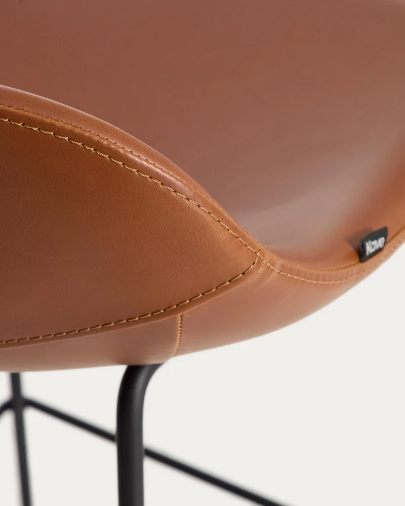 Hocker Zahara mit braunem Polyurethan und Stahlbeinen mit schwarzem Finish, 65 cm, FSC 100