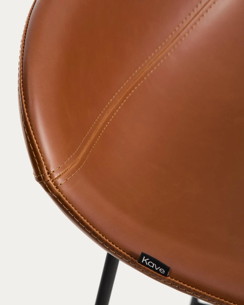 Hocker Zahara mit braunem Polyurethan und Stahlbeinen mit schwarzem Finish, 65 cm, FSC 100