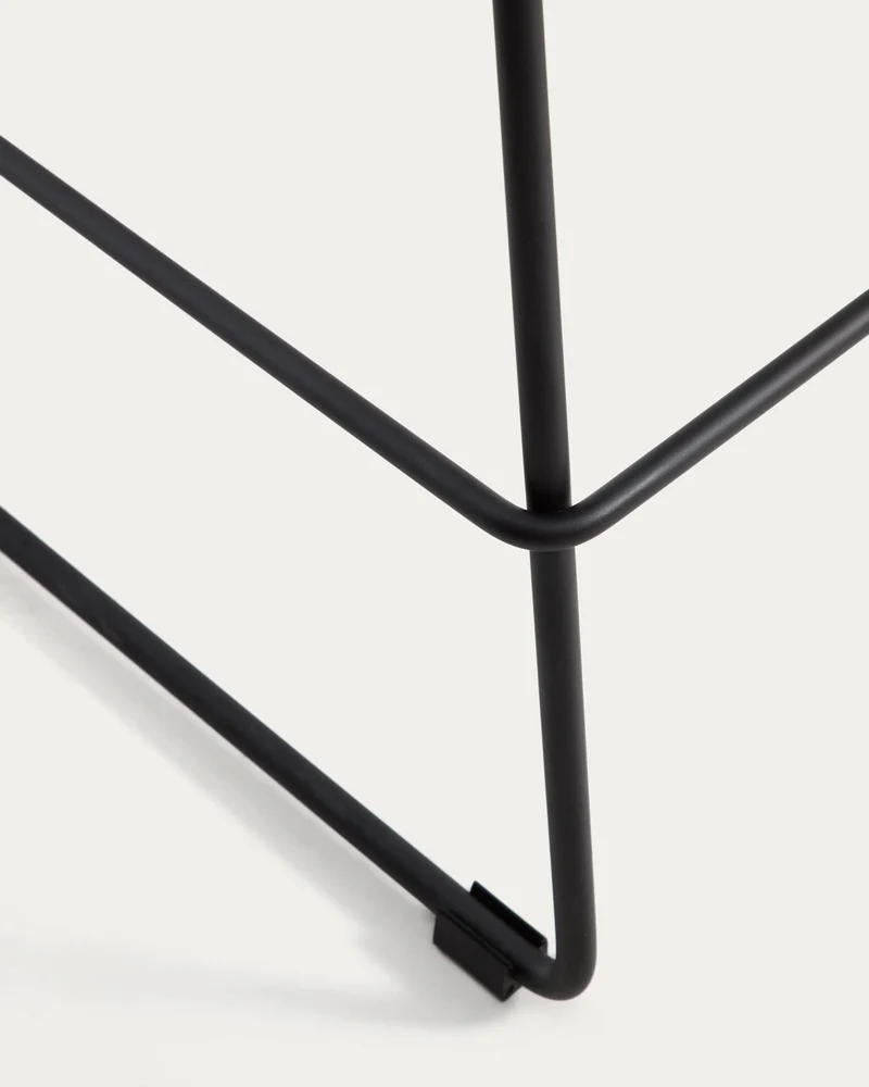Hocker Zahara mit braunem Polyurethan und Stahlbeinen mit schwarzem Finish, 65 cm, FSC 100