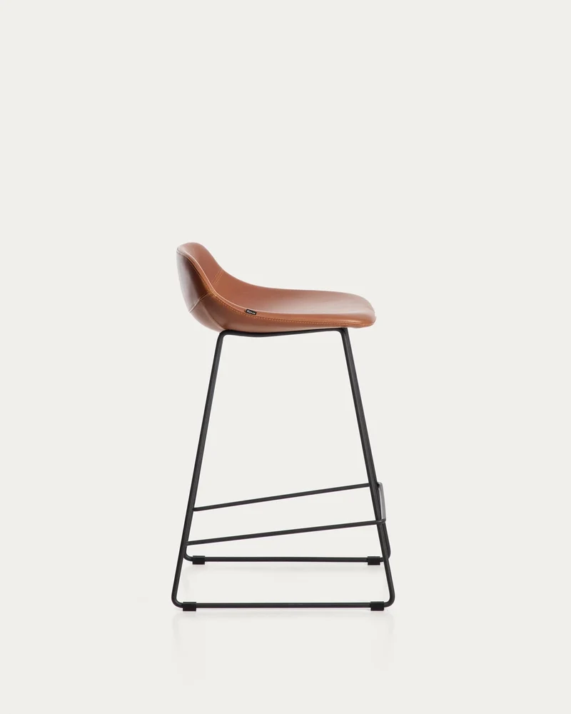 Hocker Zahara mit braunem Polyurethan und Stahlbeinen mit schwarzem Finish, 65 cm, FSC 100