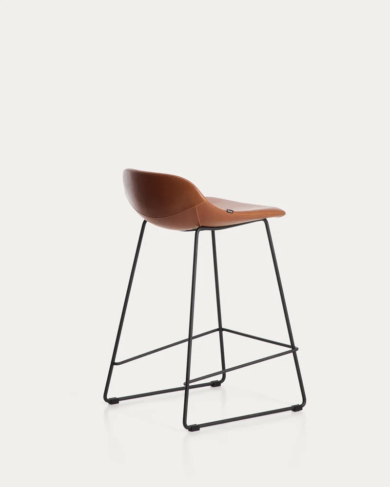 Hocker Zahara mit braunem Polyurethan und Stahlbeinen mit schwarzem Finish, 65 cm, FSC 100