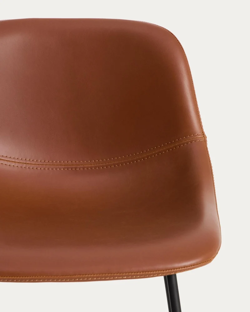 Hocker Zahara mit braunem Polyurethan und Stahlbeinen mit schwarzem Finish, 65 cm, FSC 100