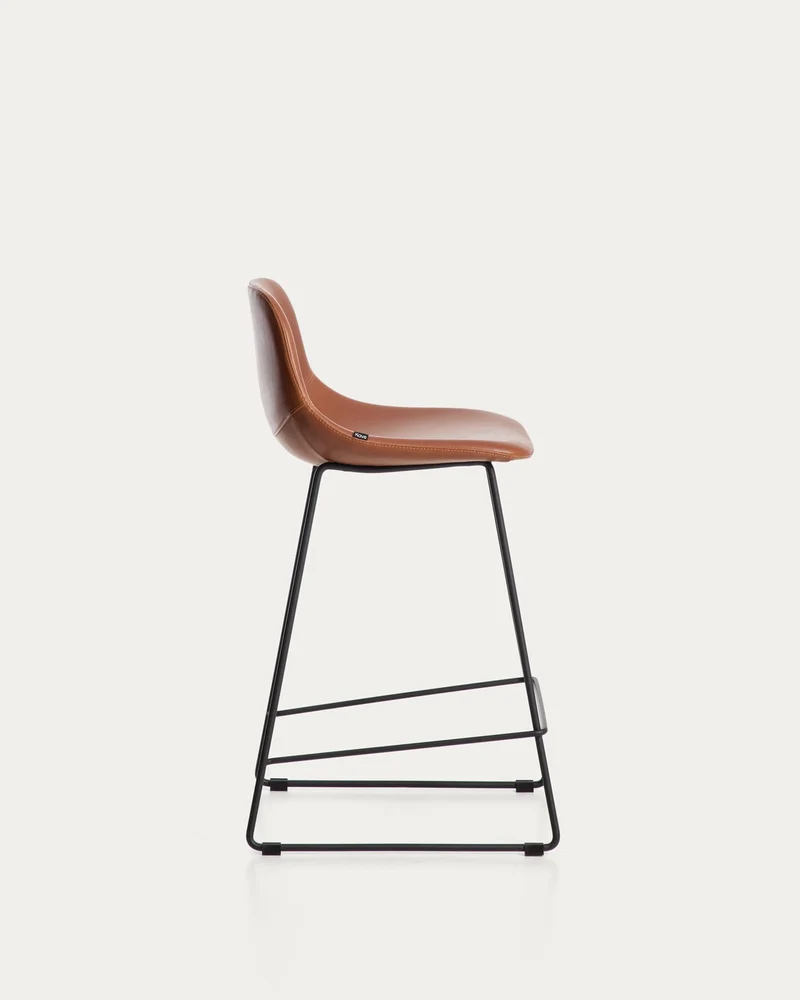 Hocker Zahara mit braunem Polyurethan und Stahlbeinen mit schwarzem Finish, 65 cm, FSC 100