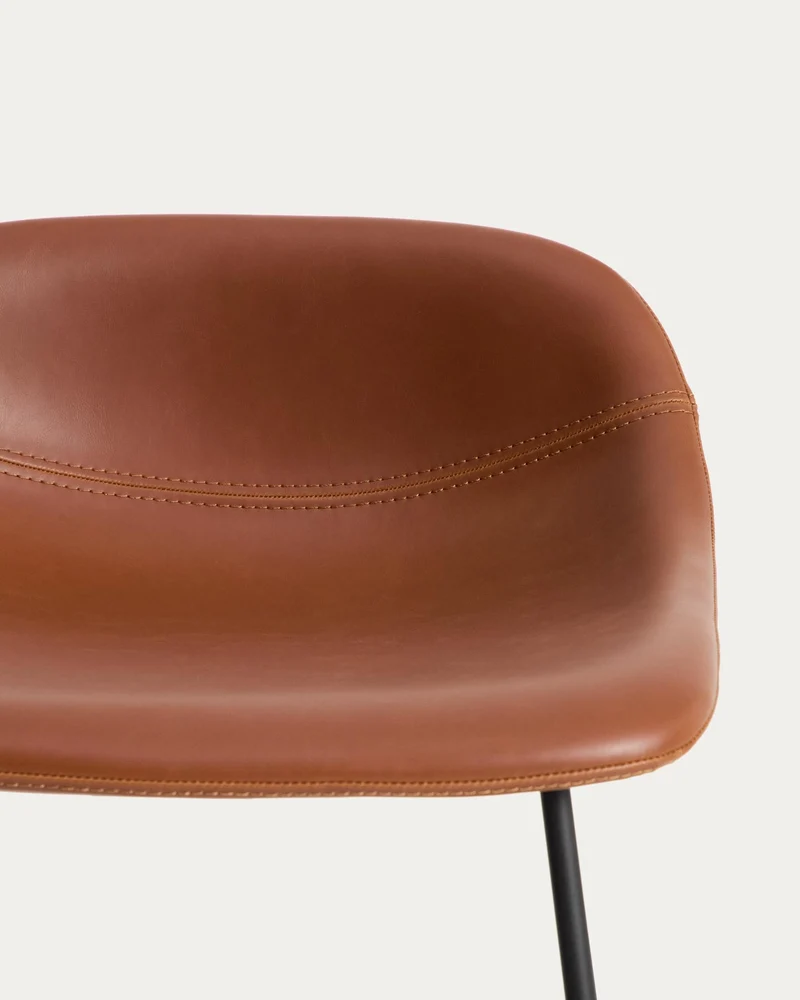 Hocker Zahara mit braunem Polyurethan und Stahlbeinen mit schwarzem Finish, 76 cm, FSC 100