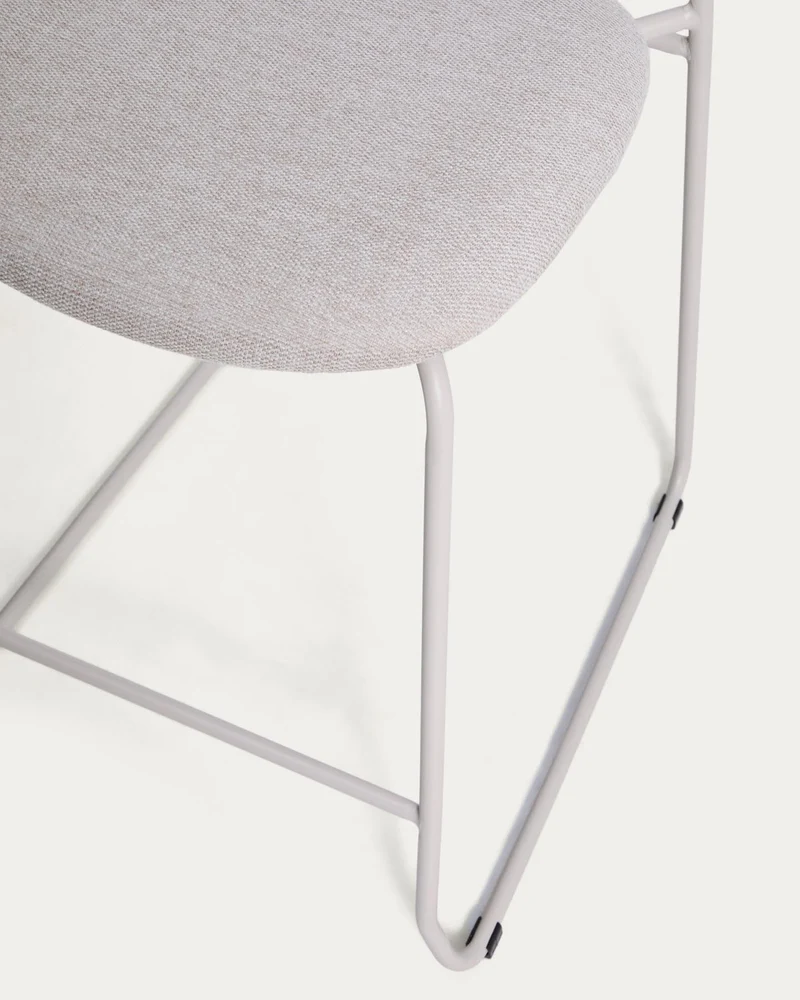 Stapelbarer Hocker Meli mit beiger Chenille und Beinen aus beigem Metall, FSC Mix Credit,