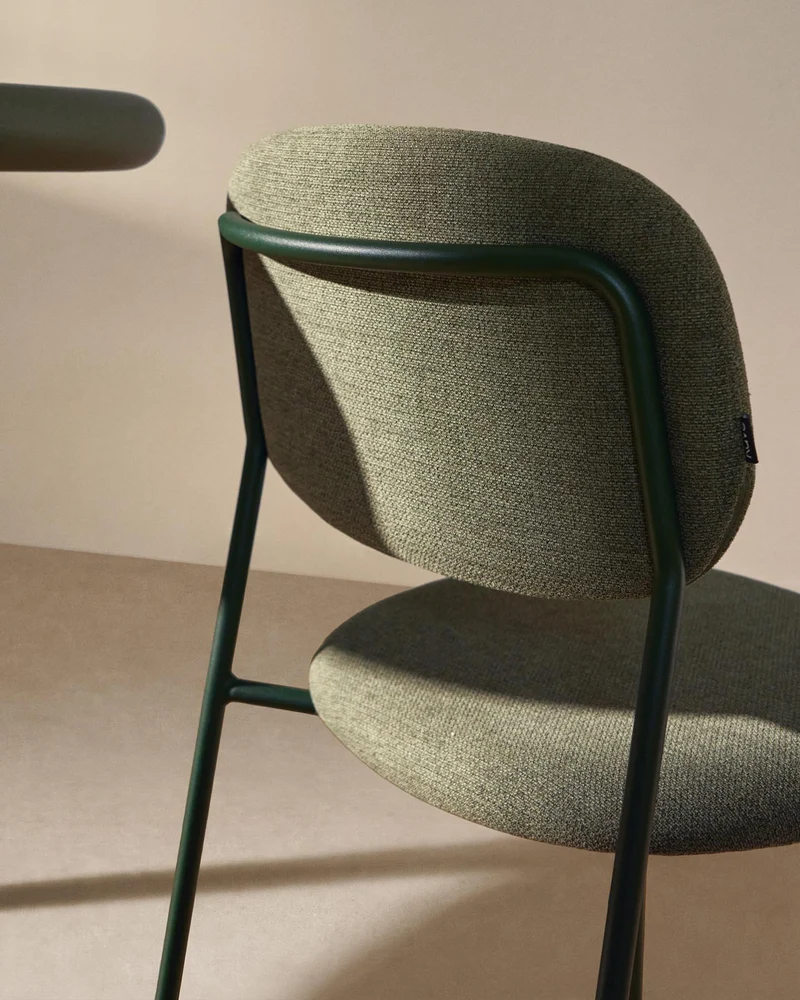 Stapelbarer Hocker Meli mit grüner Chenille und Beinen aus grünem Metall, FSC Mix Credit,