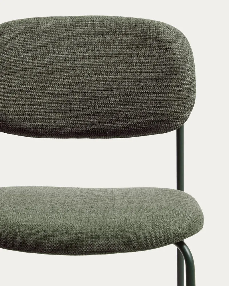 Stapelbarer Hocker Meli mit grüner Chenille und Beinen aus grünem Metall, FSC Mix Credit,