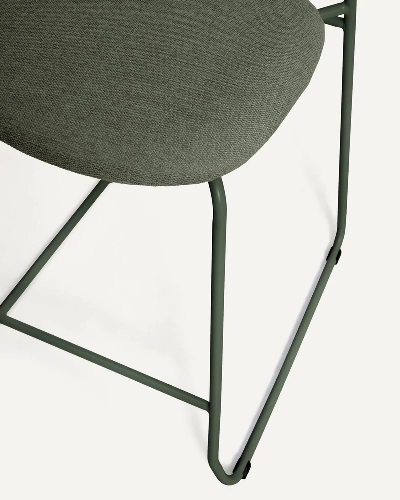 Stapelbarer Hocker Meli mit grüner Chenille und Beinen aus grünem Metall, FSC Mix Credit,