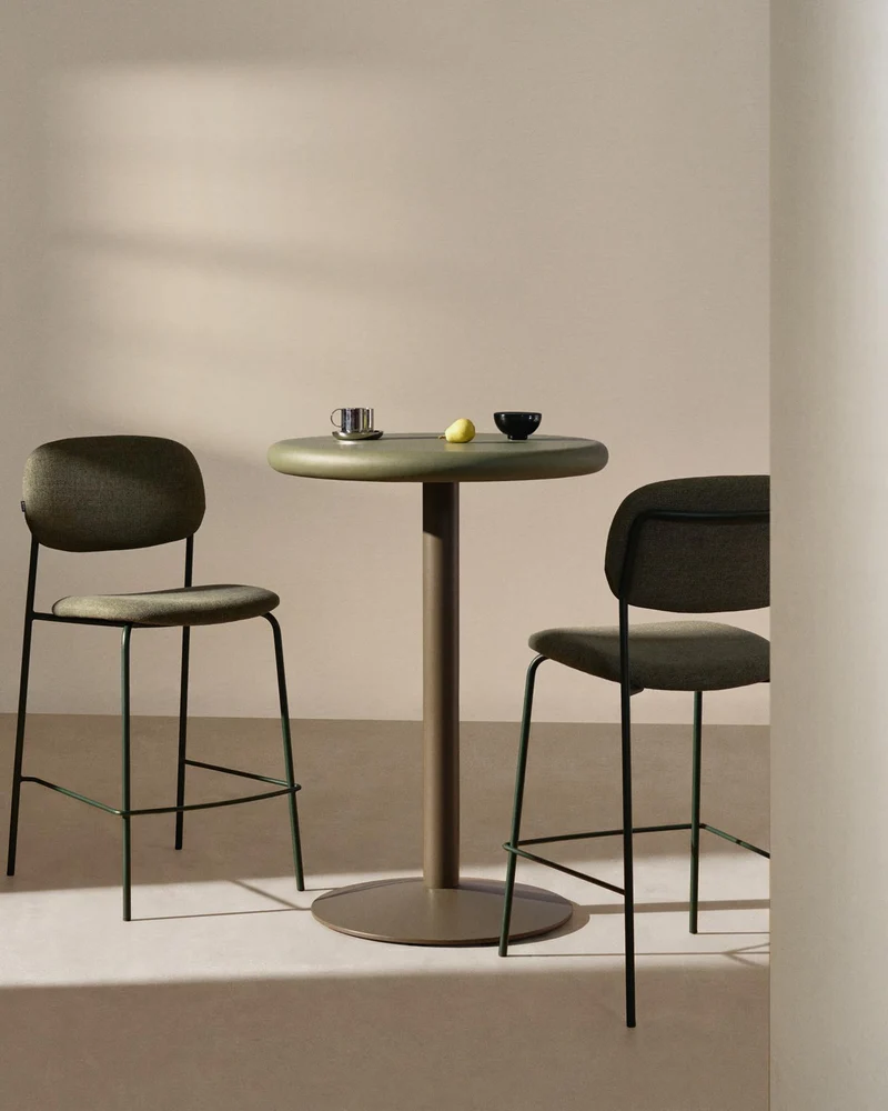 Stapelbarer Hocker Meli mit grauer Chenille und Beinen aus grauem Metall, FSC Mix Credit,