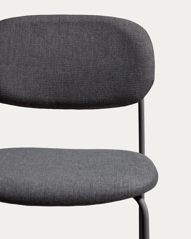Stapelbarer Hocker Meli mit grauer Chenille und Beinen aus grauem Metall, FSC Mix Credit,